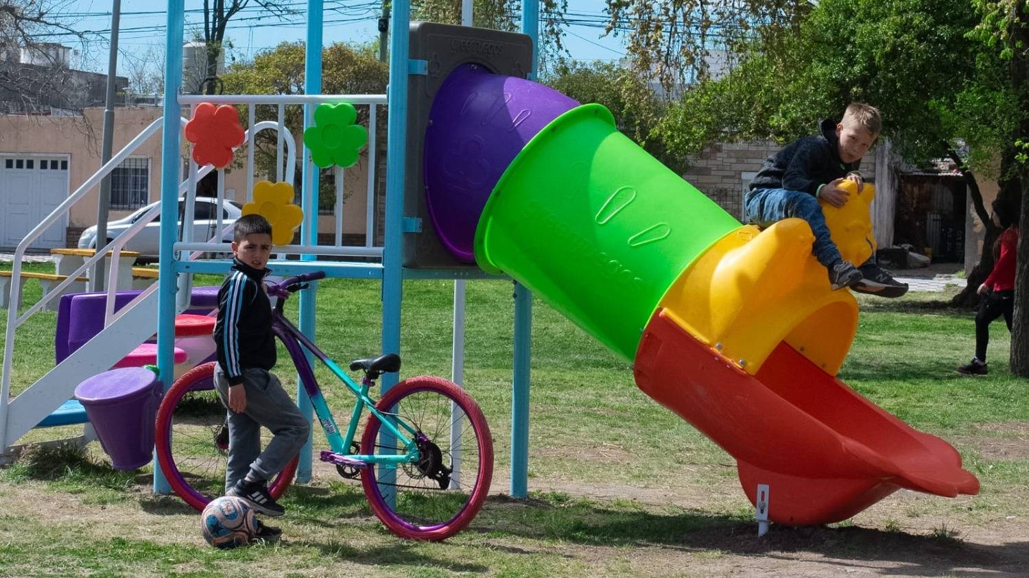 Renovaron la Plaza Moreno con nuevas luminarias, juegos y mobiliario