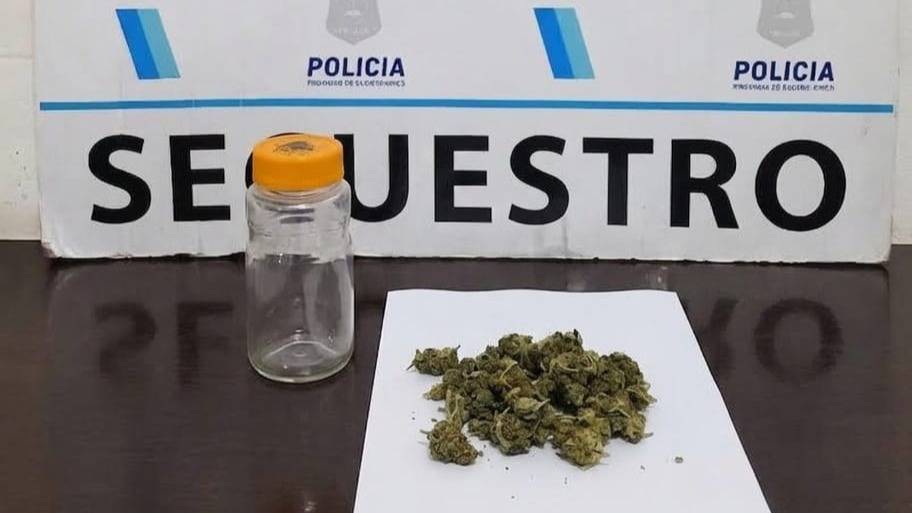 Tres Arroyos: iba en un auto sin documentación y le encontraron droga