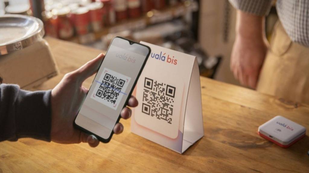 Los pagos con QR y transferencias crecen más del 60% en un año y desplazan al efectivo y las tarjetas