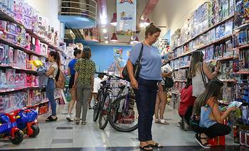 Mientras el Gobierno rechaza que haya una recesión, el consumo de los hogares volvió a caer en agosto 