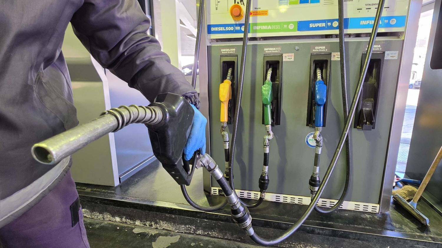 El Gobierno postergó otra vez la actualización del impuesto a los combustibles