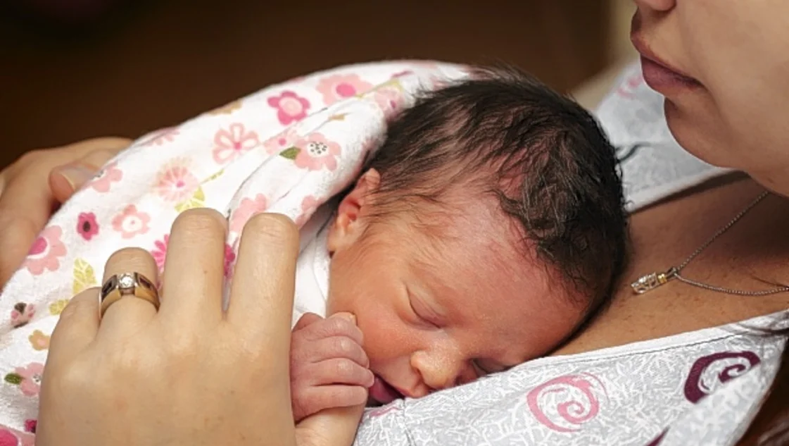 Una “hora sagrada”entre la madre y el bebé Una “hora sagrada”entre la madre y el bebé