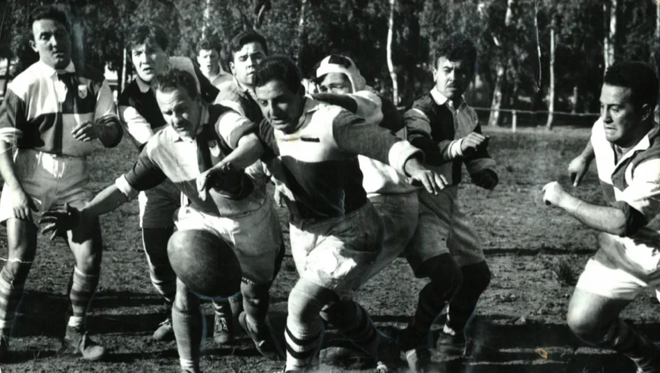 Pareja Jugadores de Rugby morados