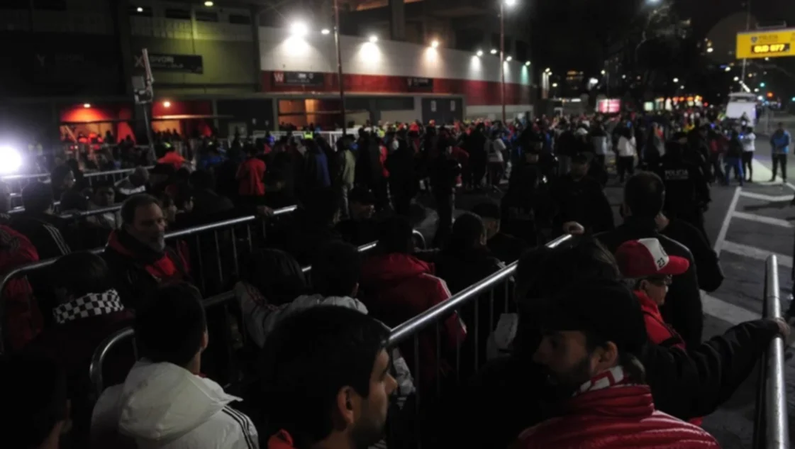 Un hincha se descompensó y murió antes de entrar en el Monumental Un hincha se descompensó y murió antes de entrar en el Monumental