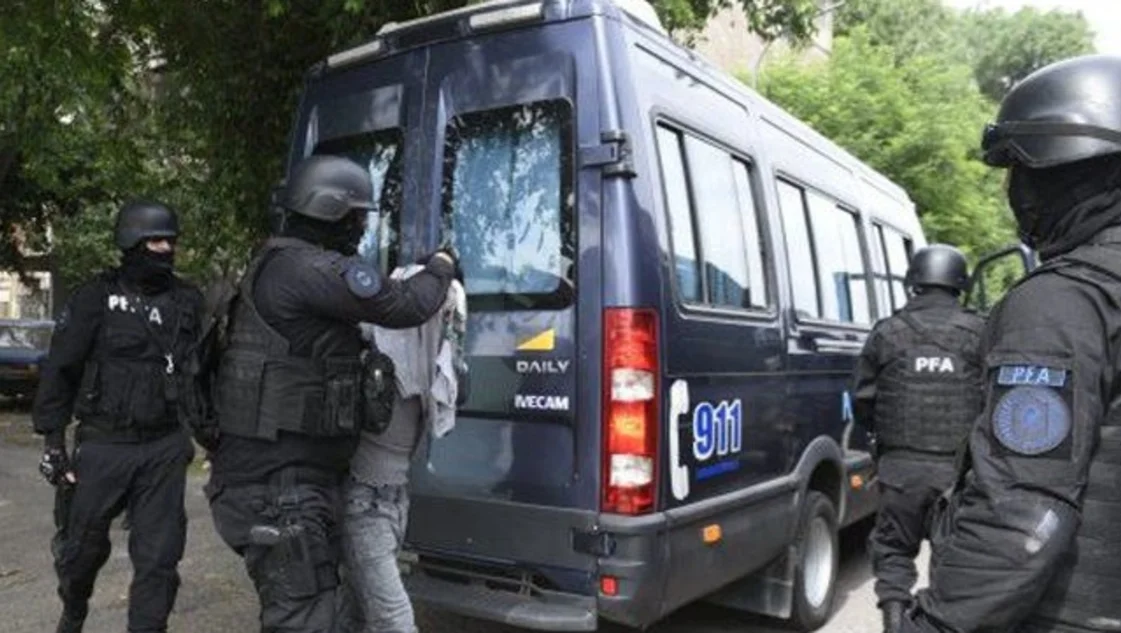 Megaoperativos en Rosario y Buenos Aires por narcotráfico, extorsiones y ataques a balazos Megaoperativos en Rosario y Buenos Aires por narcotráfico, extorsiones y ataques a balazos