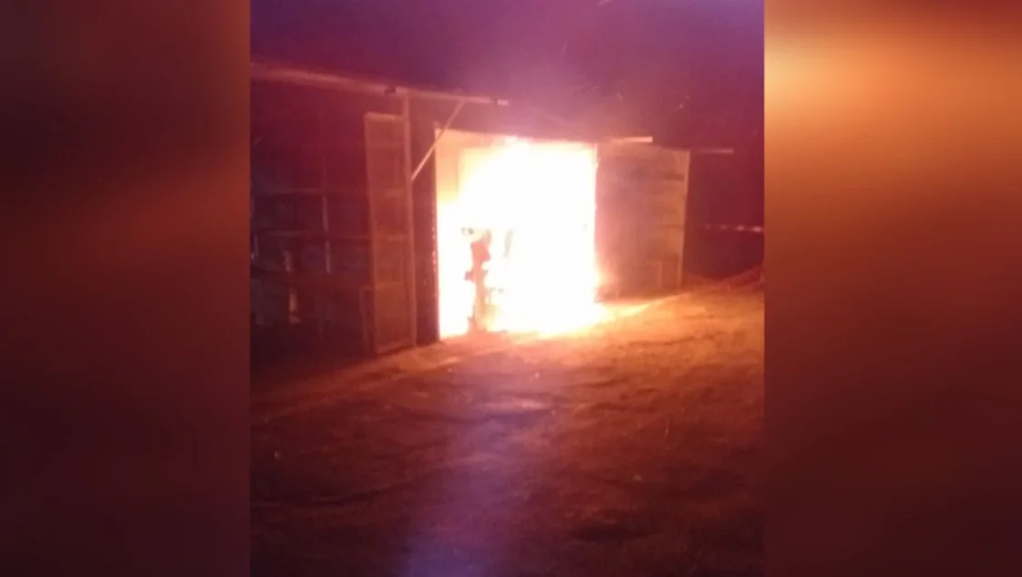 Tras el ataque vandálico en el Parque de Mayo, incendian un puesto del Parque Independencia Tras el ataque vandálico en el Parque de Mayo, incendian un puesto del Parque Independencia