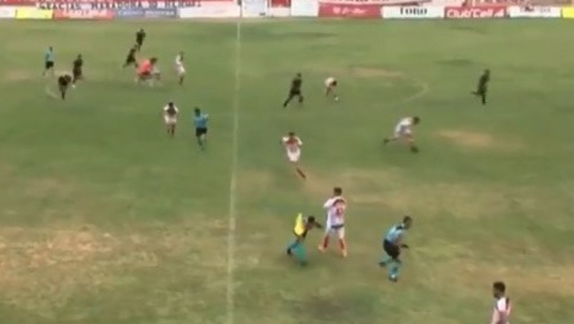 Video: el entrenador de Ferro de Pico recibió un disparo en pleno partido