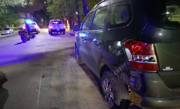 Perdió el control de su moto y chocó contra un auto estacionado - La Nueva