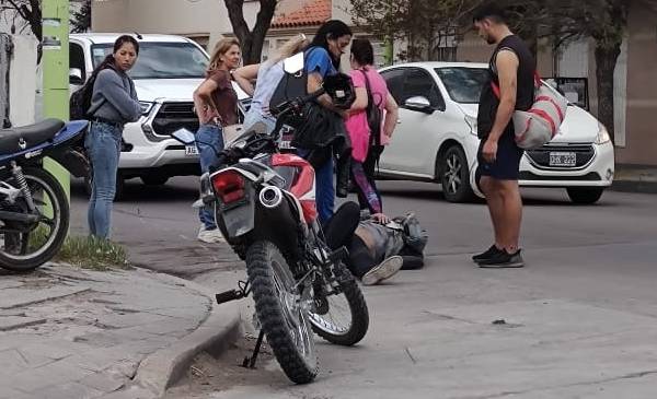 Hospitalizaron a un motociclista que fue embestido por un automóvil ...