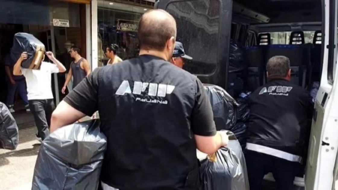 Allanamientos en cuevas porteñas por el dólar blue: ya hay 6 detenidos Allanamientos en cuevas porteñas por el dólar blue: ya hay 6 detenidos