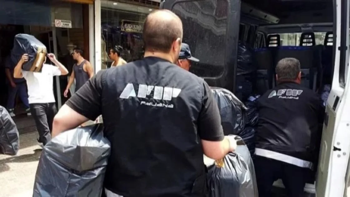 Allanamientos en cuevas porteñas por el dólar blue: ya hay 6 detenidos Allanamientos en cuevas porteñas por el dólar blue: ya hay 6 detenidos