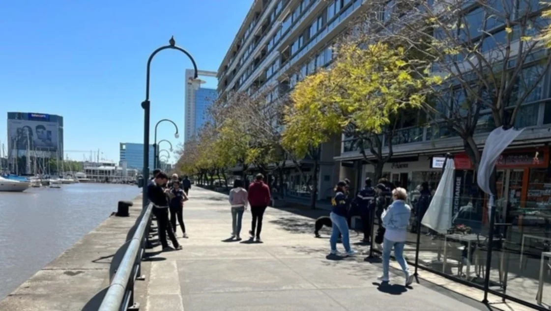Dólar blue: controles y "guardias" en microcentro y Puerto Madero para contenerlo por debajo de $ 1.000 Dólar blue: controles y "guardias" en microcentro y Puerto Madero para contenerlo por debajo de $ 1.000