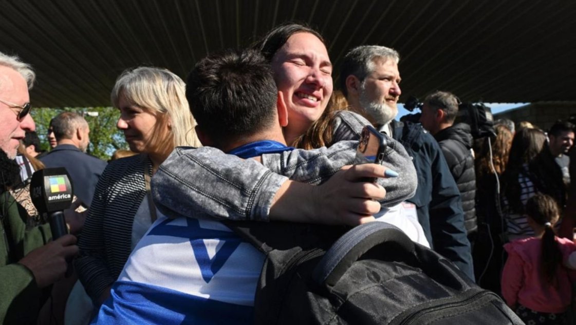 El tercer vuelo con argentinos repatriados de Israel llega el viernes