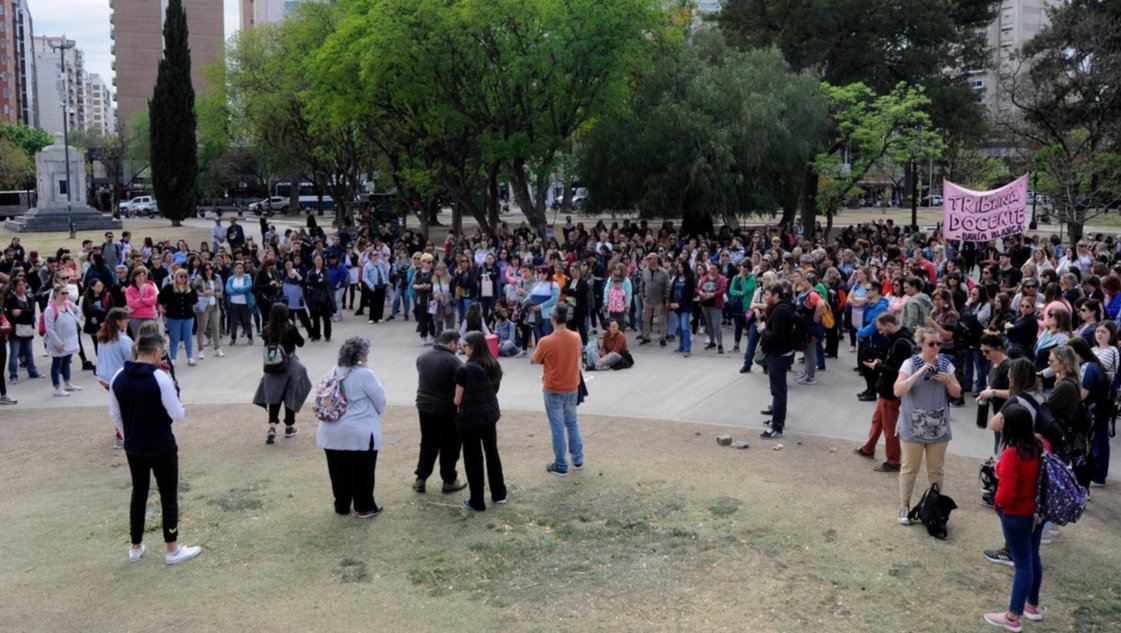 Docentes movilizaron en rechazo a los descuentos en los salarios por los paros