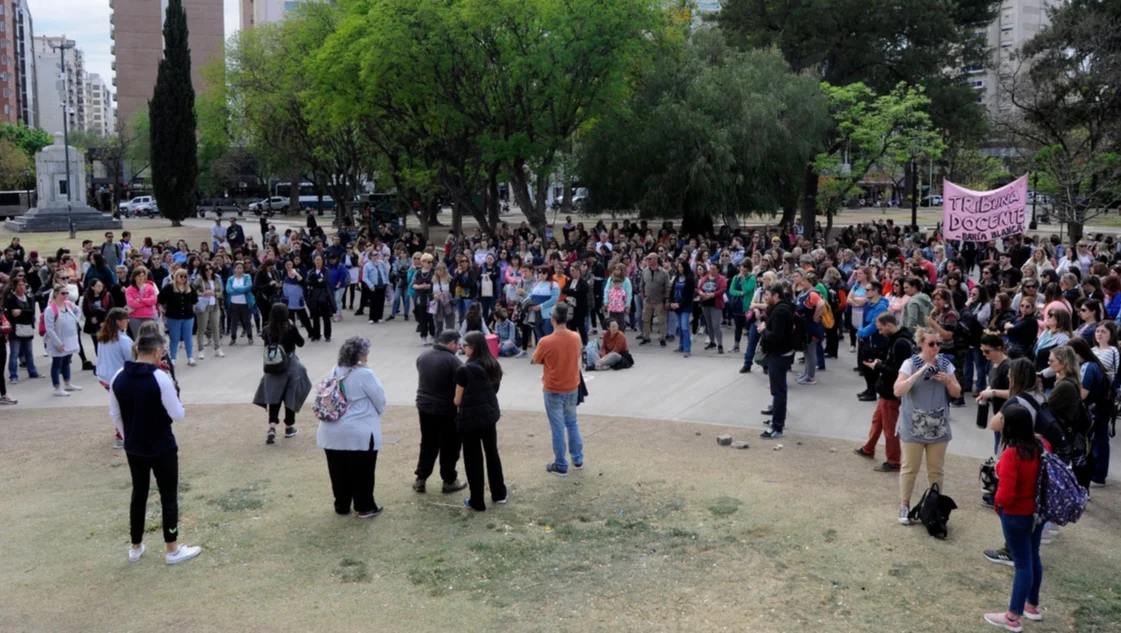 Docentes movilizaron en rechazo a los descuentos en los salarios por los paros