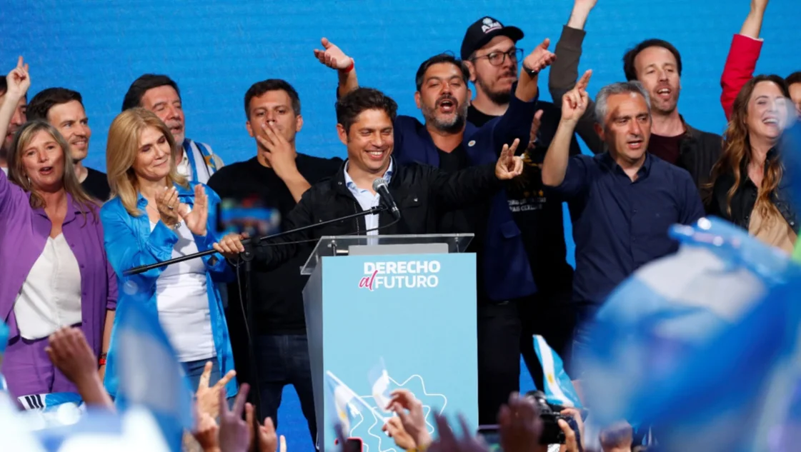 "Emociona ver el respaldo y el acompañamiento del pueblo": Kicillof celebró su reelección en la Provincia "Emociona ver el respaldo y el acompañamiento del pueblo": Kicillof celebró su reelección en la Provincia