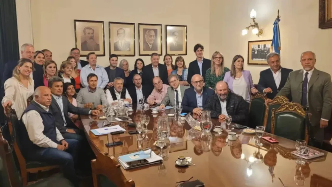 Senadores de JxC se alinean con los gobernadores y toman distancia de Macri y Bullrich