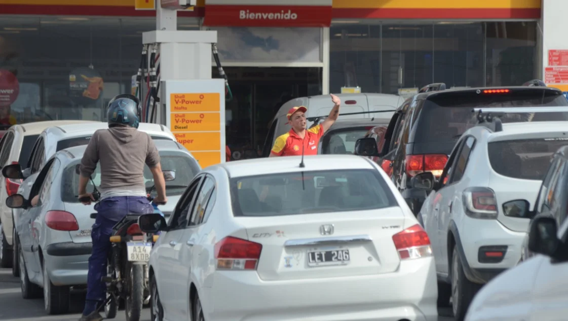 Escasez de combustible en Bahía: "Pasamos la tormenta, en estos días se va a normalizar"