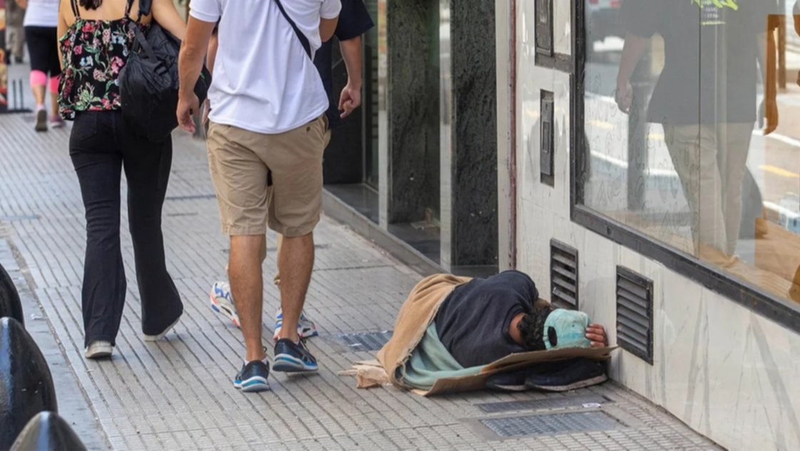 En un año creció la desigualdad y el poder de compra salarial cayó 11 %, según la UCA En un año creció la desigualdad y el poder de compra salarial cayó 11 %, según la UCA