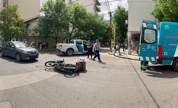 Un motociclista hospitalizado por un choque en el macrocentro - La Nueva