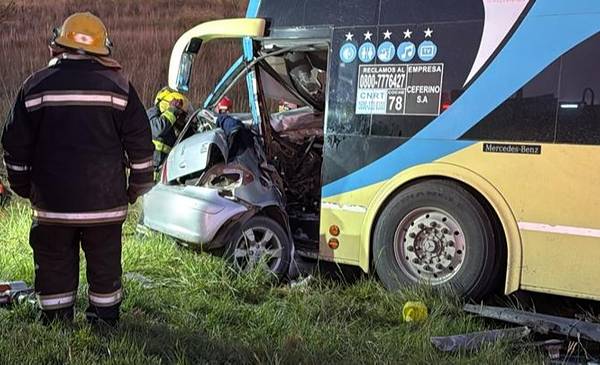 Trágico choque entre un colectivo, un auto y una camioneta en la ruta 3 ...