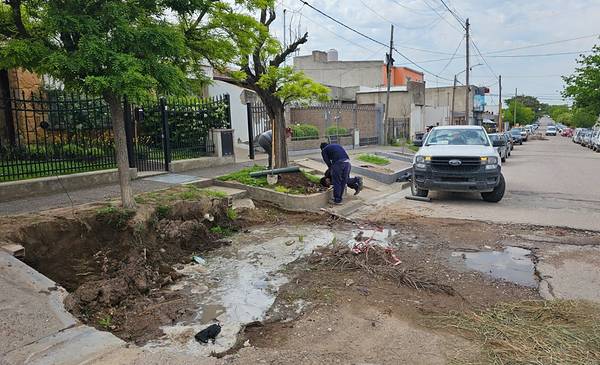 Vecinos reclaman por una pérdida de agua que lleva casi un año - La Nueva