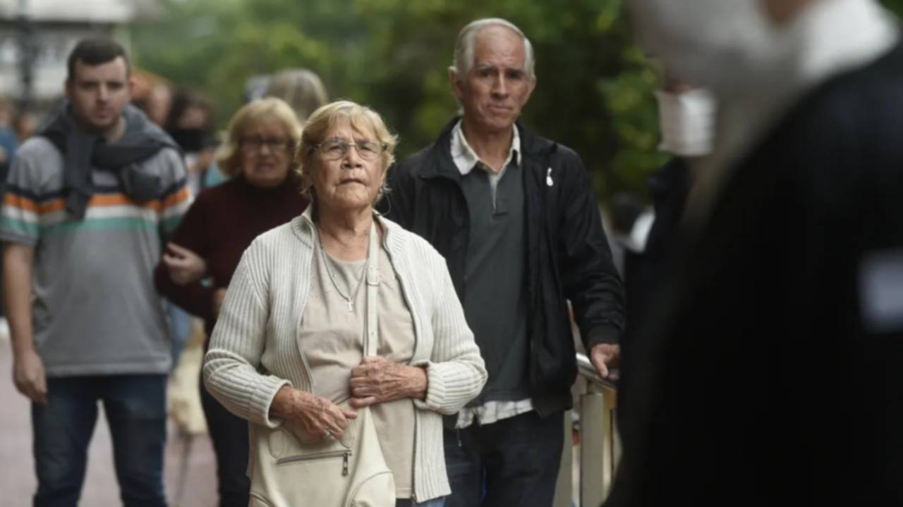 Pese al bono, el aumento real para los jubilados será de $6.800