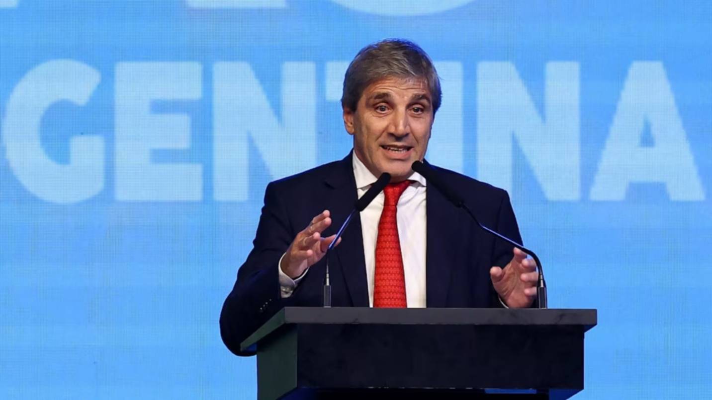 Luis Caputo insistió en que el “riesgo kuka” generó inestabilidad antes de las elecciones