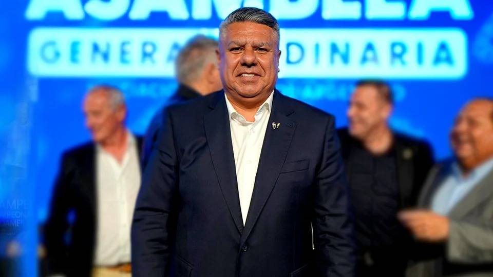 “Llegamos a lugares donde el Estado no llega”: Tapia cruzó al Gobierno en la Asamblea de la AFA