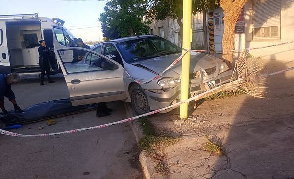 Un hombre perdió el control de su auto, chocó contra un poste de luz y ...