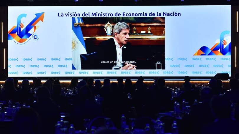 Caputo pidió confianza a los empresarios y atribuyó la suba del riesgo país al “temor a volver al infierno”