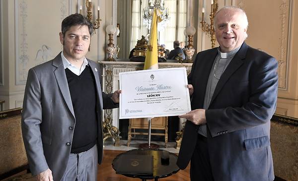 Kicillof se reunió con el nuncio apostólico, Michael Wallace Banach
