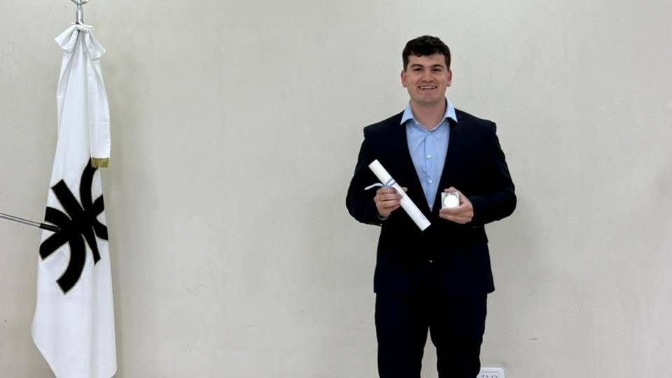 Un Ingeniero Civil, con el mejor promedio en la Colación de Grados