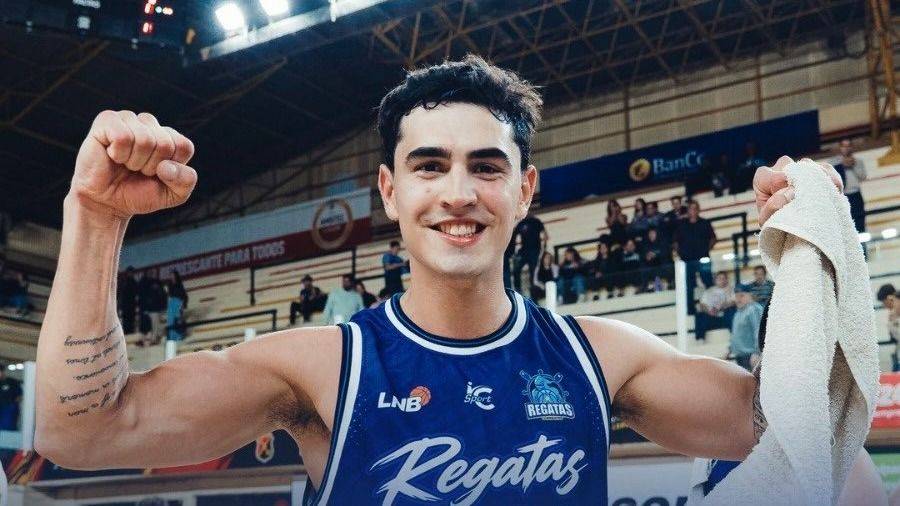 Gran debut de Fausto Ruesga con Regatas Corrientes en la Liga Nacional