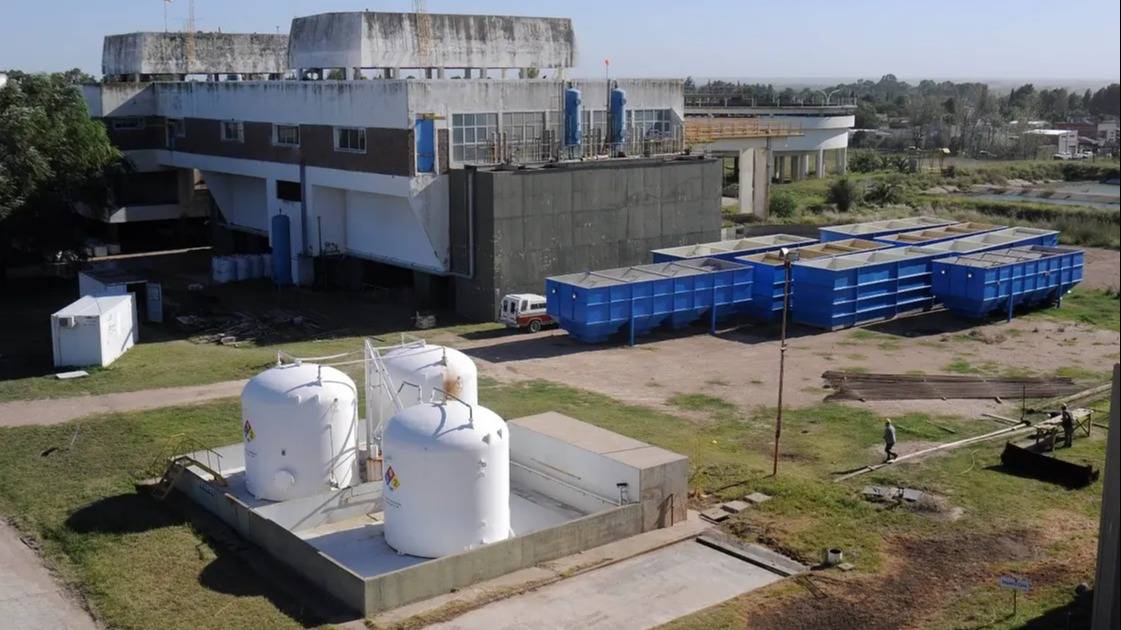Corte de agua en Bahía Blanca: avanzan los trabajos para conectar la nueva cisterna
