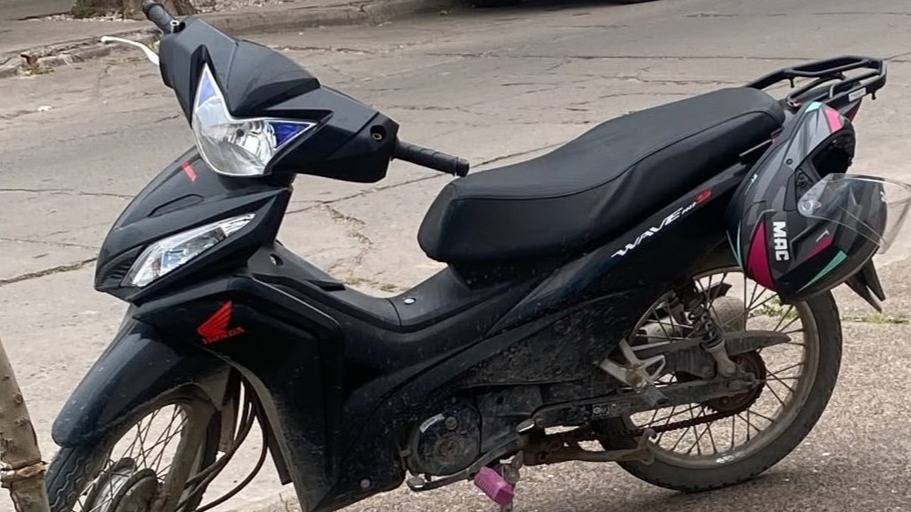 Perdió un auto en la inundación y ahora le robaron la moto en el Hospital Penna