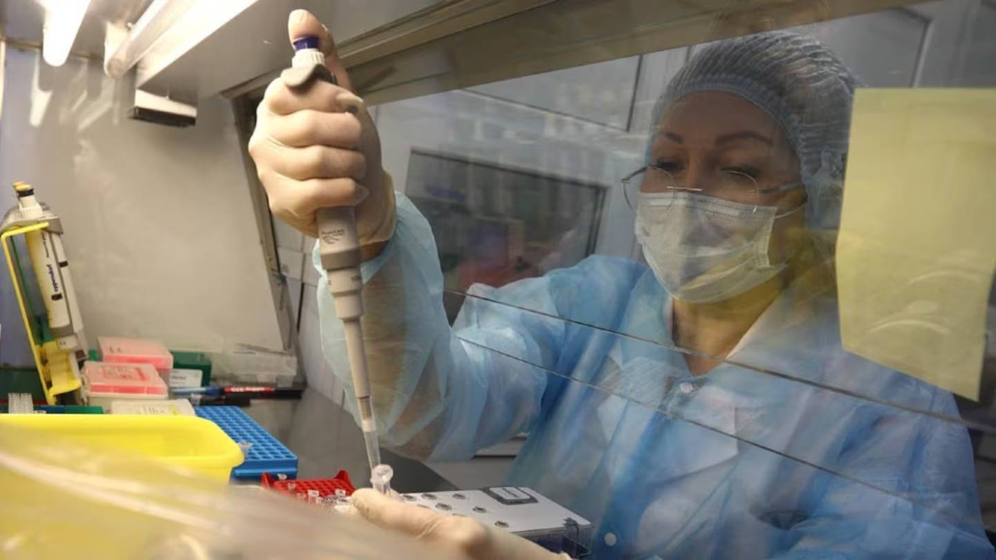 Alerta en Rusia: murió una investigadora y aislaron a 200 personas por un posible contagio de peste neumónica