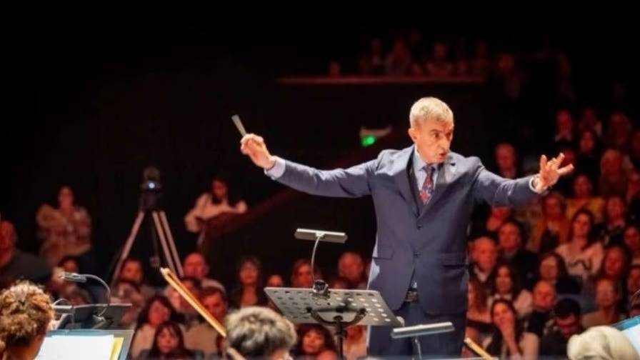 Nelson Castro dirigió la Sinfónica del Neuquén a sala llena