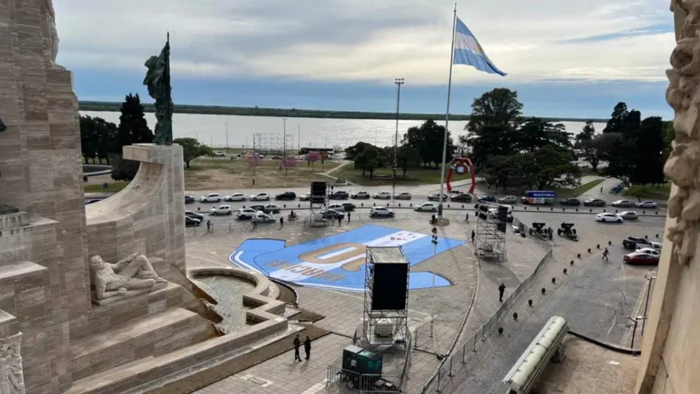 Homenaje y sorpresa en Rosario: desplegaron una camiseta gigante de Messi frente al Monumento a la Bandera
