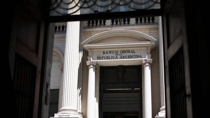 El Banco Central asegura que 75% de los dólares que compran los ahorristas se queda en el país