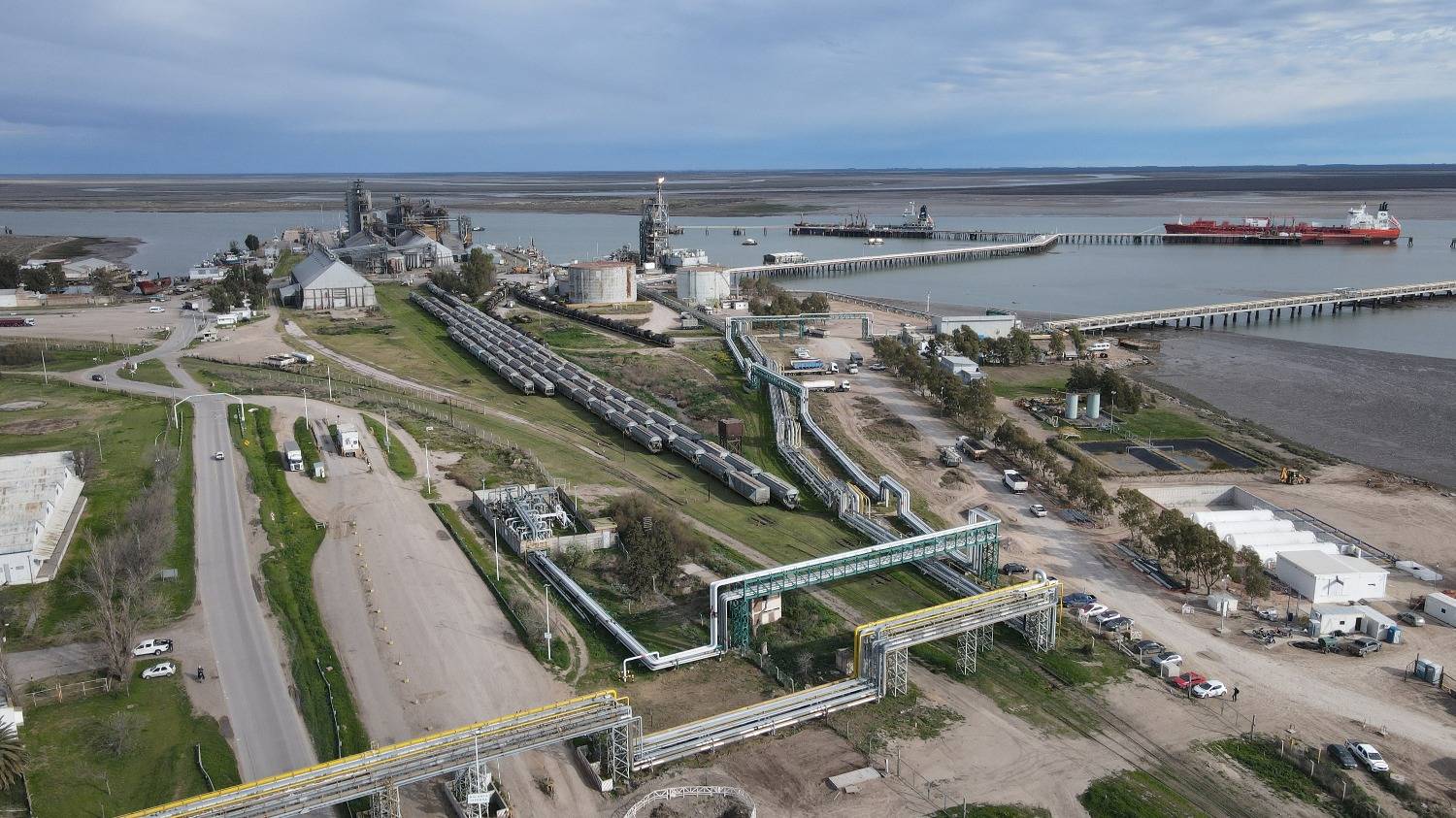 El Puerto avanza con obras para modernizar sus muelles y la operación de cargas líquidas