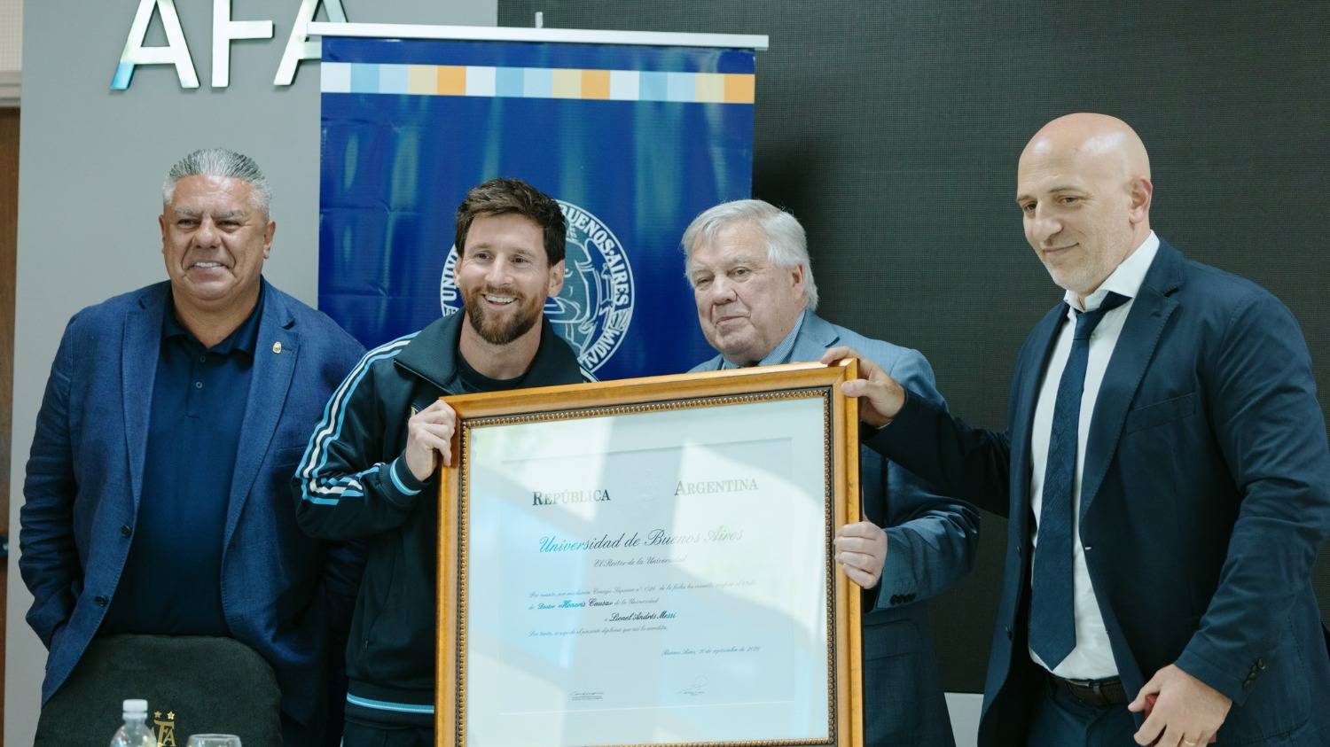 Antes de la despedida, Messi recibió una distinción que le faltaba: “Doctor Honoris Causa” de la UBA