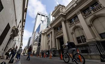 Inflación de 1,9% y menor crecimiento: qué proyectan los analistas que releva el BCRA