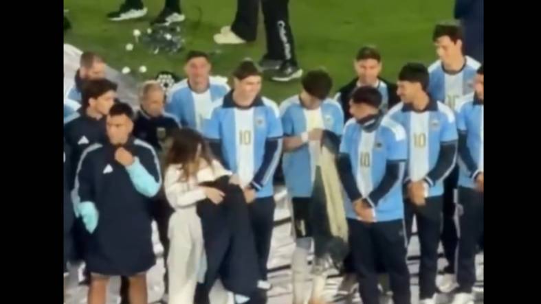 Un jugador de la Selección le pidió el poncho a la Sole en plena despedida de Messi