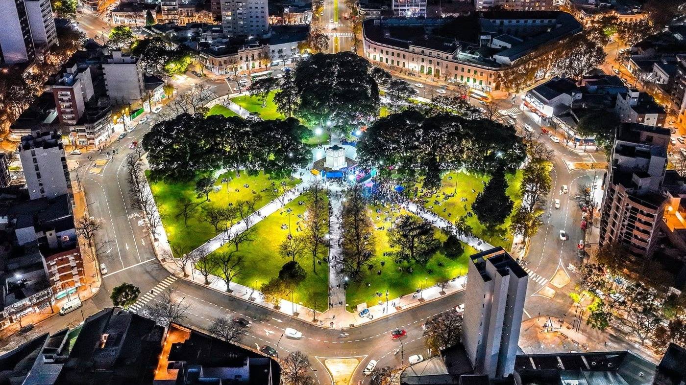 Diálogos informales en el patio de un anexo legislativo