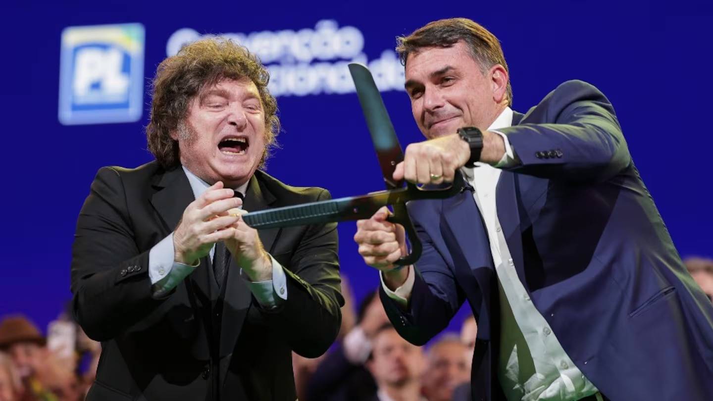 Milei llamó “ladrón” a Lula y volvió a respaldar a Flávio Bolsonaro para el balotaje en Brasil