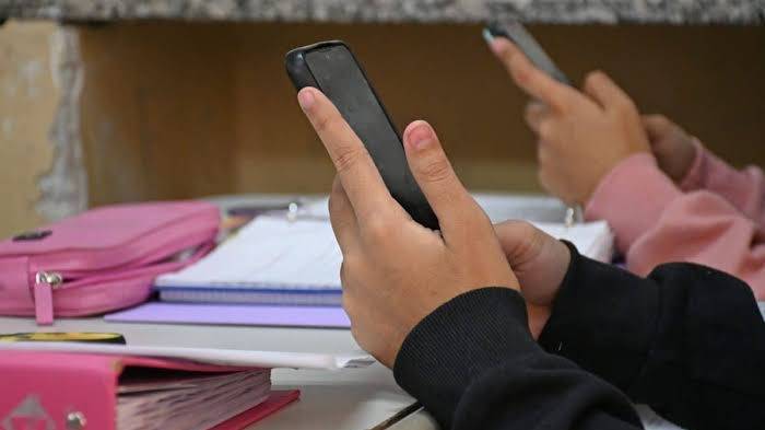 La Provincia limitará el uso de celulares en escuelas: cuáles serán los cambios y cuándo se implementarán
