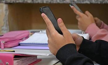 La Provincia limitará el uso de celulares en escuelas: cuáles serán los cambios y cuándo se implementarán