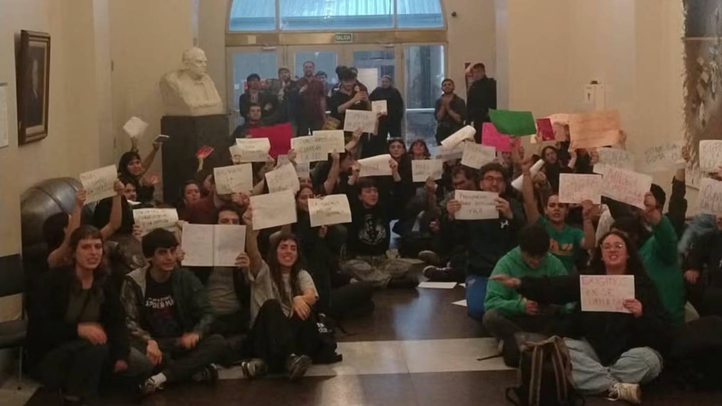 Universitarios entraron por la fuerza a la Secretaría de Educación y reclaman una respuesta del Gobierno