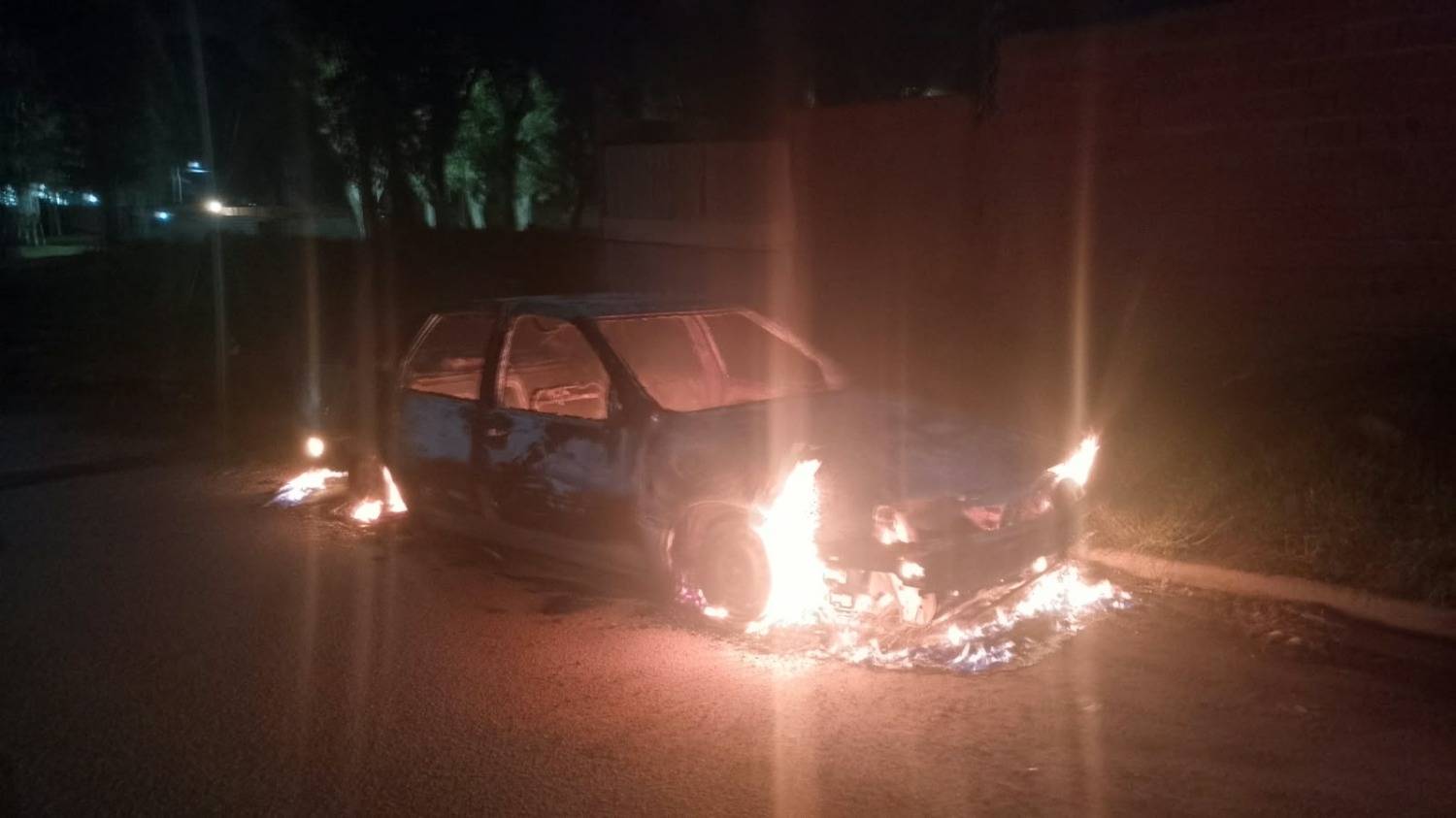 Villa Rosas: incendiaron un automóvil en la vía pública